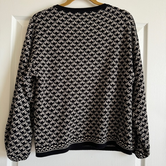 Patterned Sweater 🖤🤍 - Picture 4 of 4